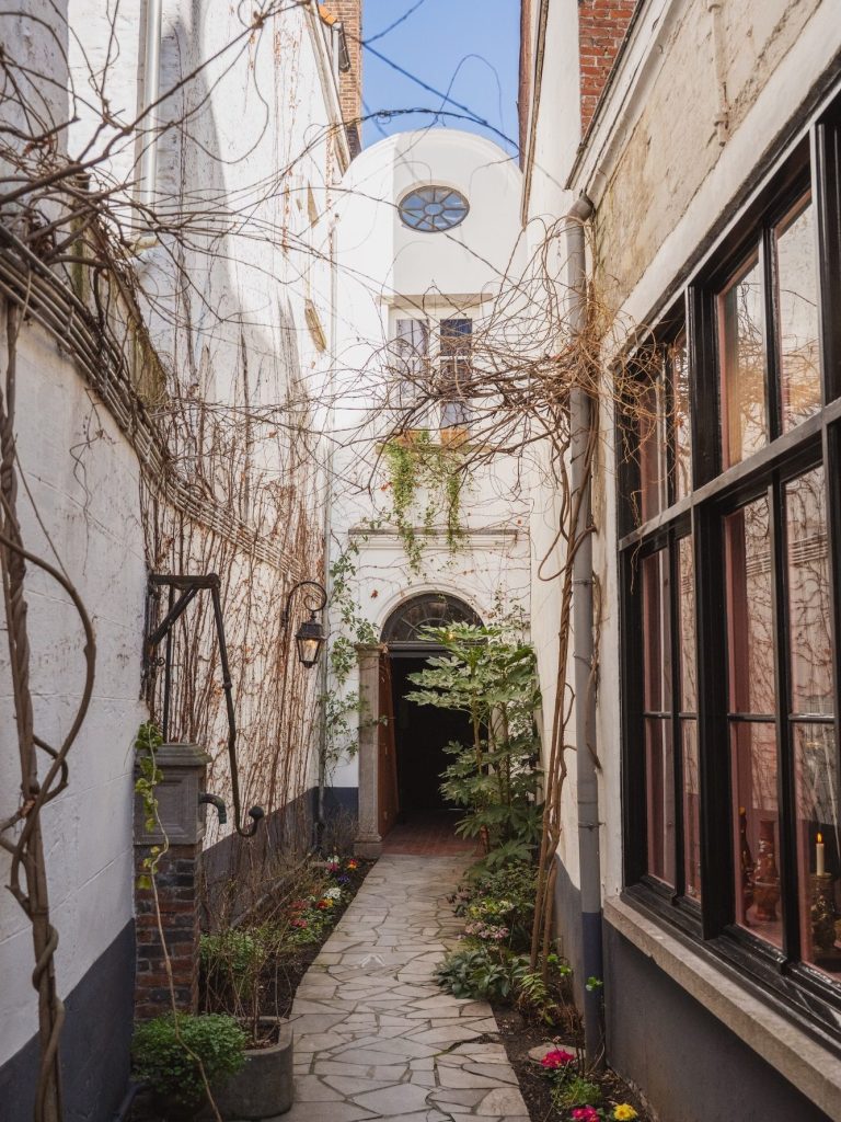 NOË NÍ Photography | Hotel Flora Antwerp Entrance